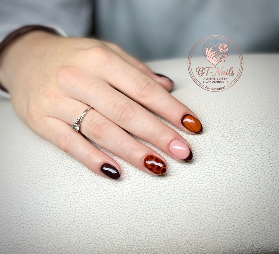 Korte nagels in bordeaux, karamel en tortoise-print