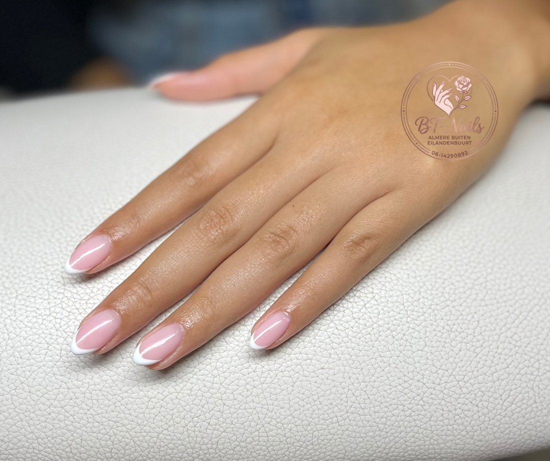 Klassieke witte French op amandelvormige nagels
