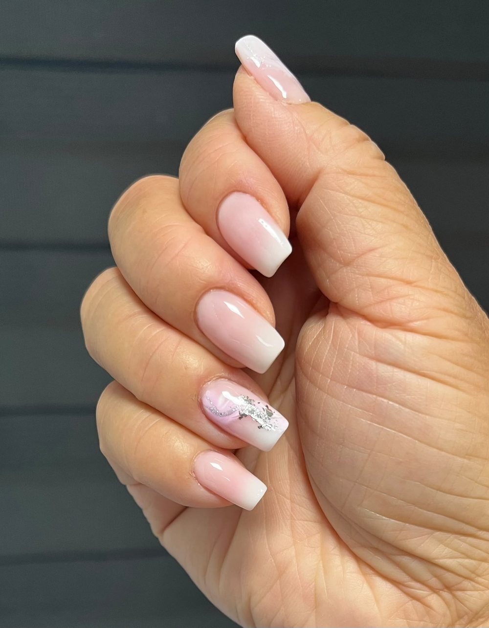 Babyboom BIAB-nagels met zilveren nail art door BT-Nails