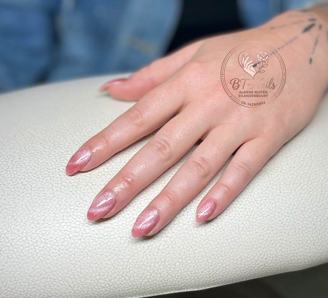 Roze cat eye nagels met fluweelglans in amandelvorm