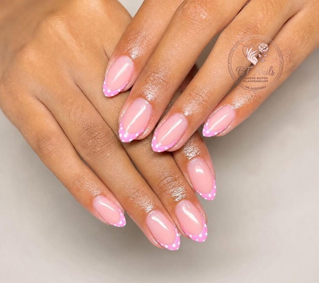 Roze French met witte stippen